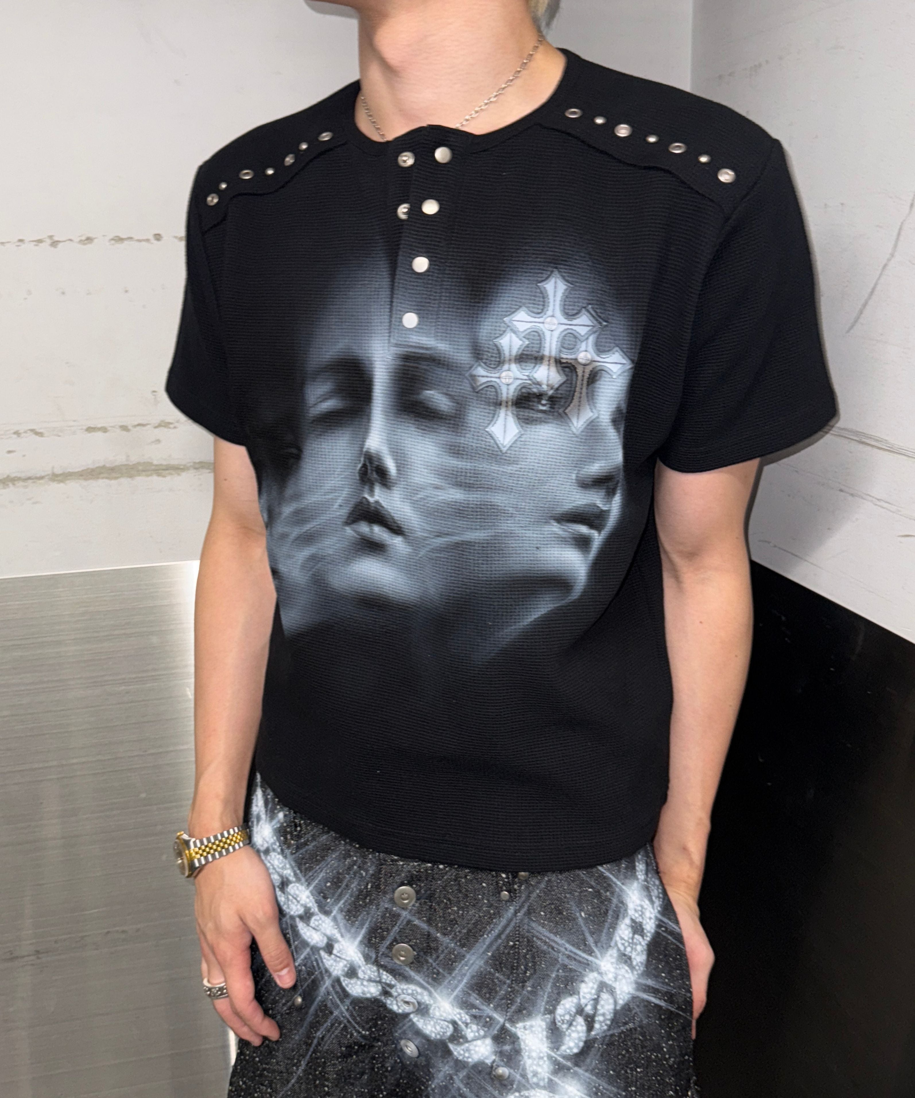 〈VI E DIT × Kenshiro〉Ex. Cross patch stud rib Tee