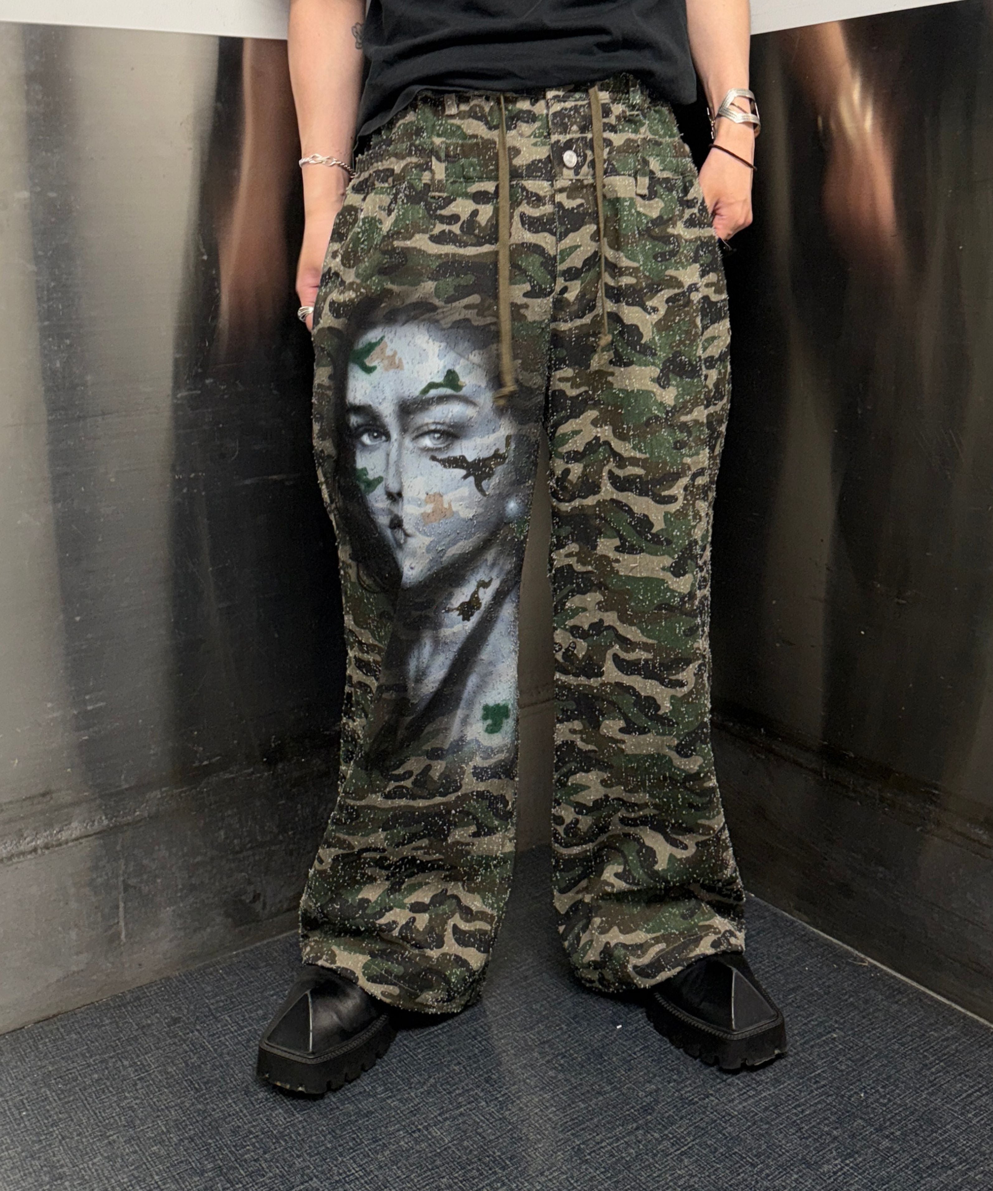 〈VI E DIT × Kenshiro〉Ex. Needle-Punched Camo Wide Pants