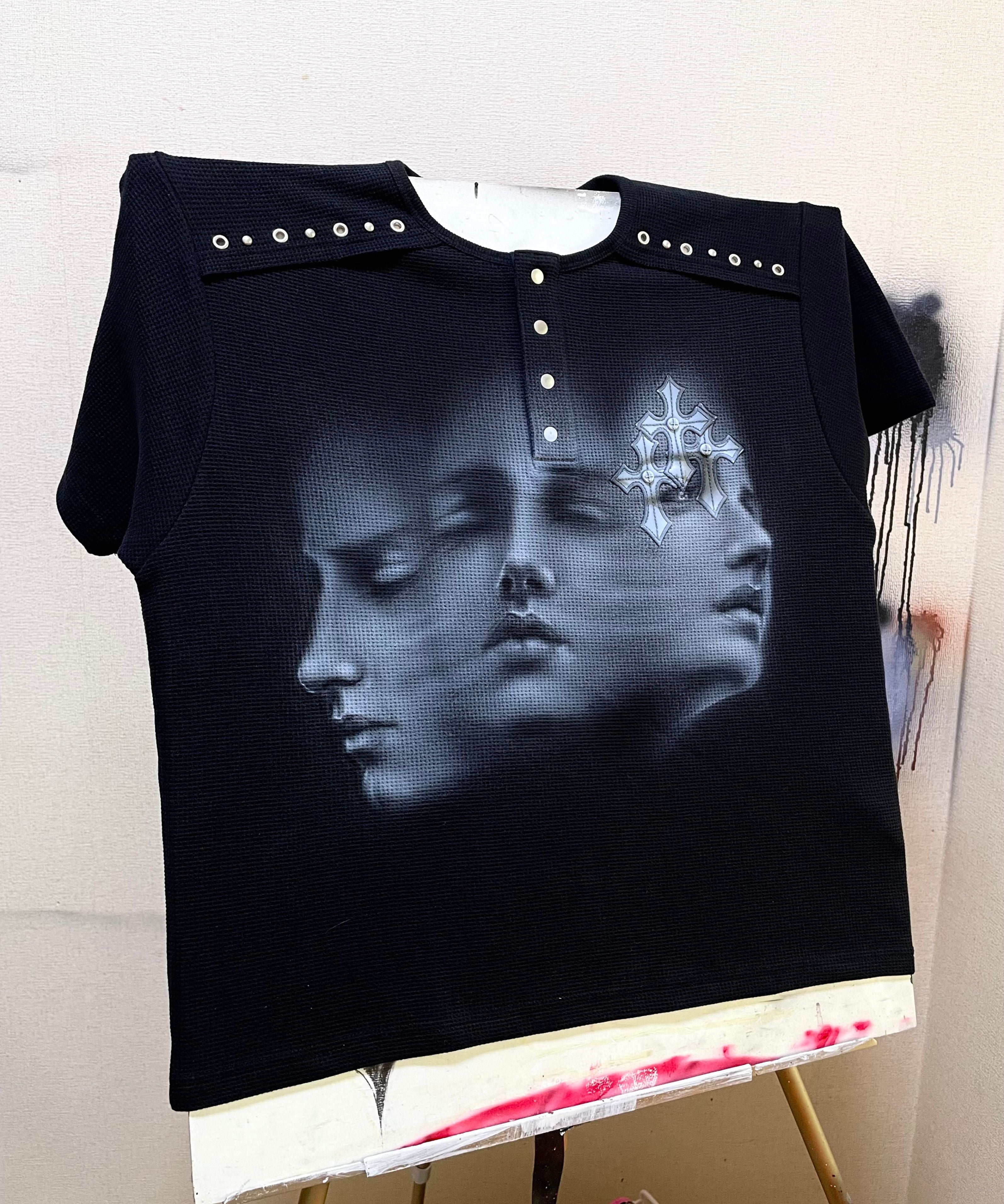 〈VI E DIT × Kenshiro〉Ex. Cross patch stud rib Tee