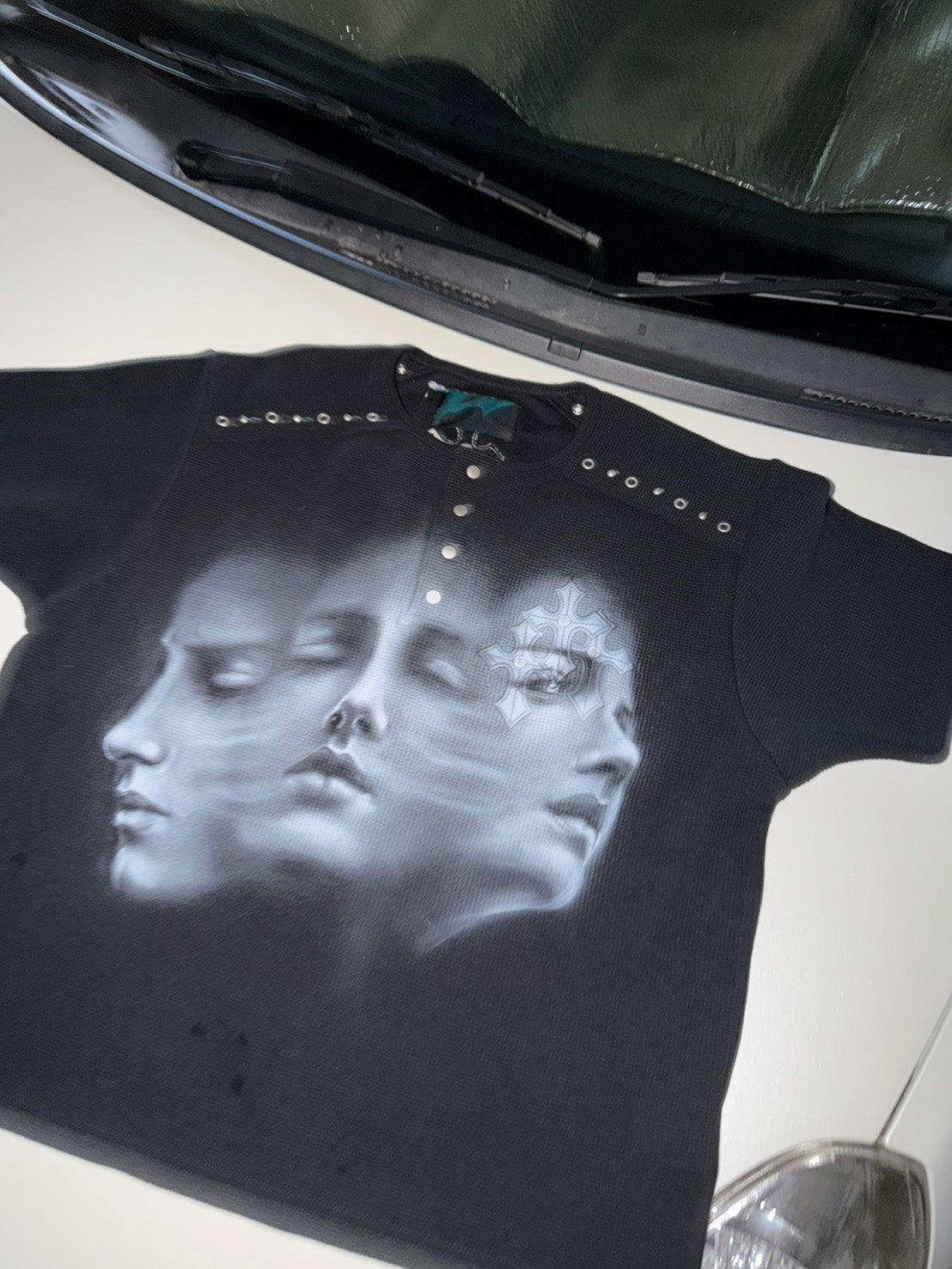 〈VI E DIT × Kenshiro〉Ex. Cross patch stud rib Tee