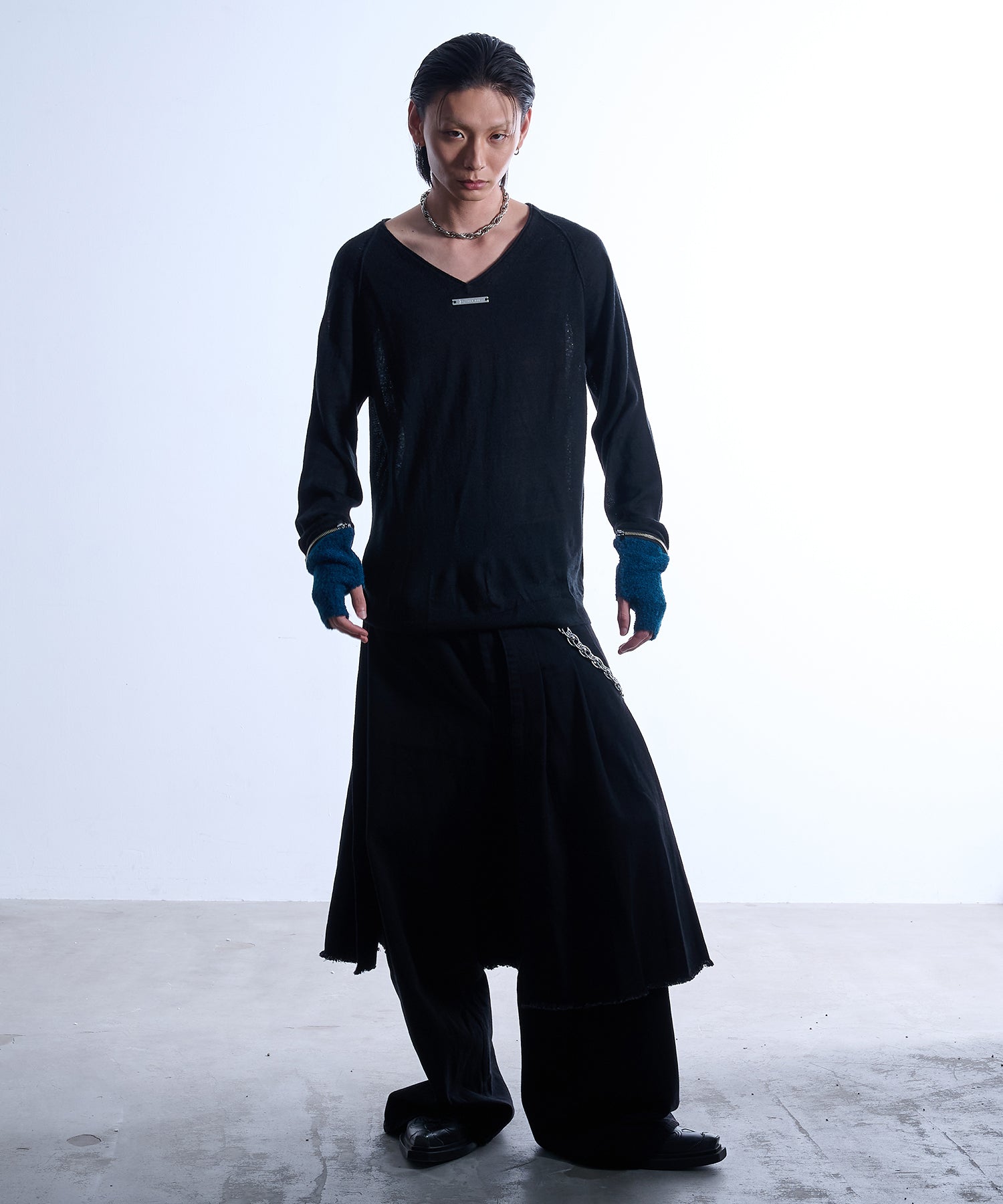 Arm Groove V-Neck Knit (Black)