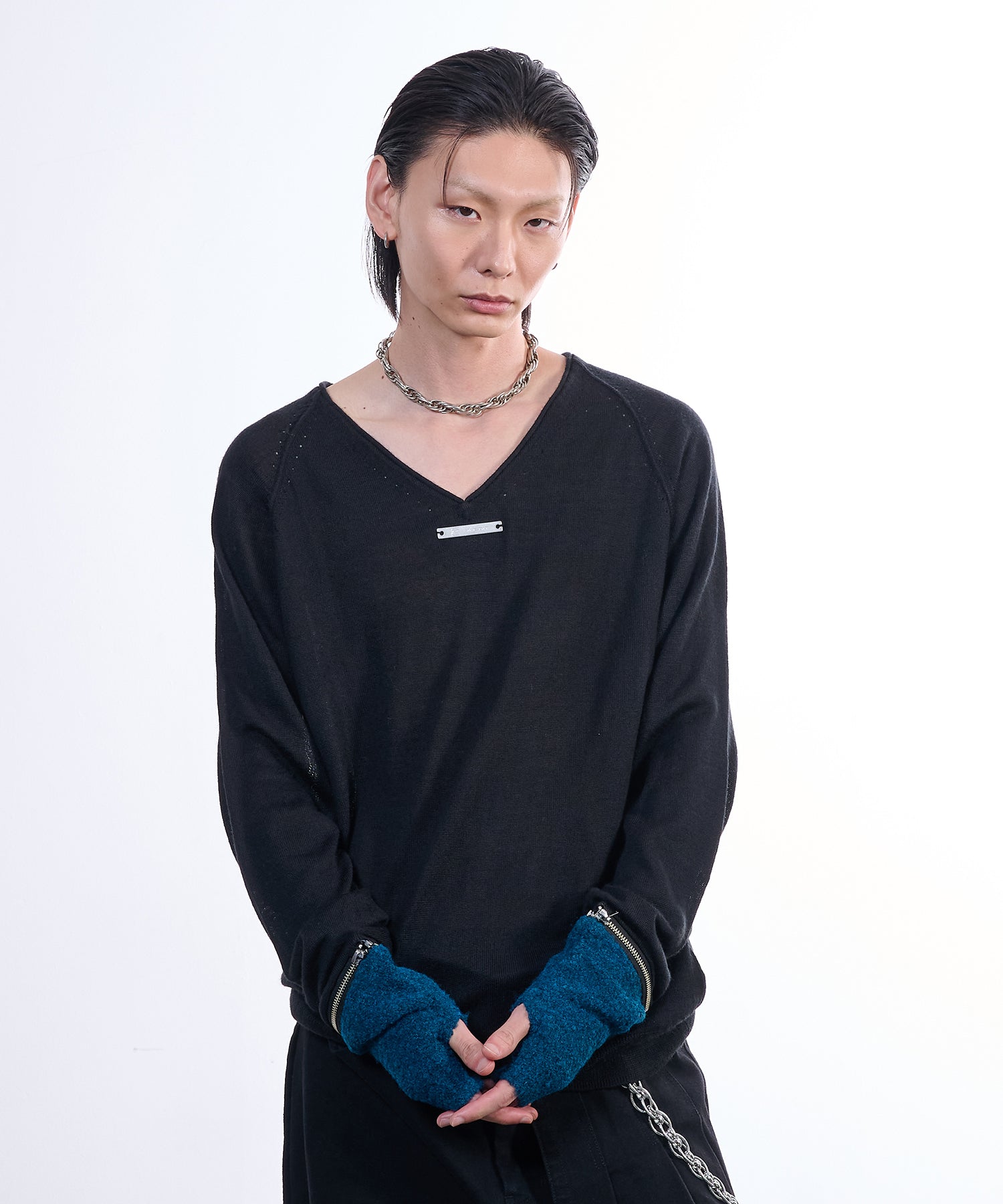 Arm Groove V-Neck Knit (Black)