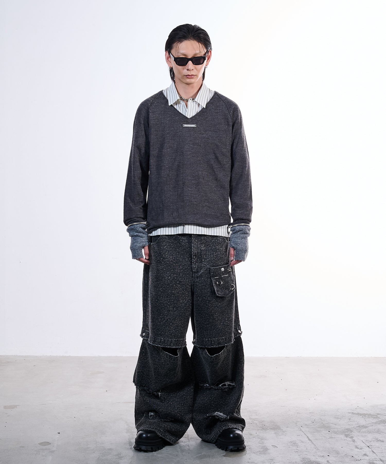 Arm Groove V-Neck Knit (Gray)