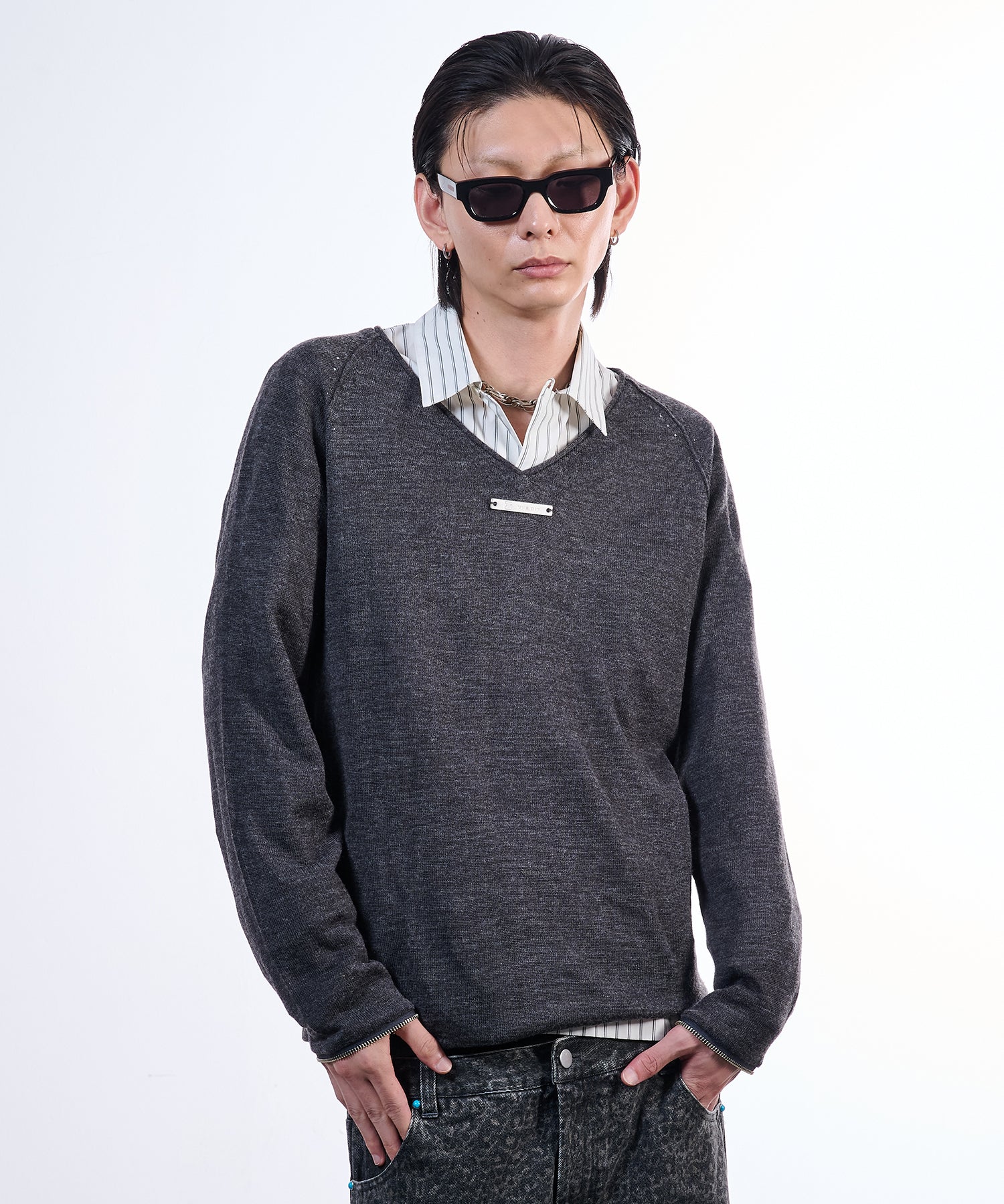 Arm Groove V-Neck Knit (Gray)